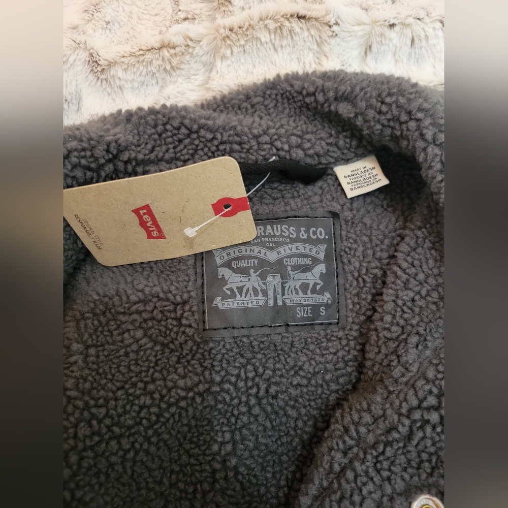 Levi's black denim jacket w gray sherpa lining NEW Women's S - Picture 4 of 4